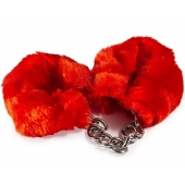 Наручники с красным искусственным мехом - Vulgar - купить с доставкой в Балаково