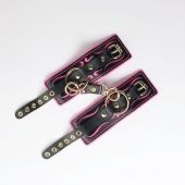 Черные кожаные наручники с розовой строчкой - Crazy Handmade - купить с доставкой в Балаково