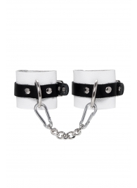 Бело-черные кожаные наручники с одним ремешком с люверсами - Pecado - купить с доставкой в Балаково