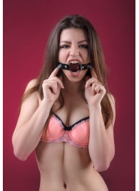 Кляп-кольцо на чёрных лаковых ремешках - БДСМ Арсенал - купить с доставкой в Балаково