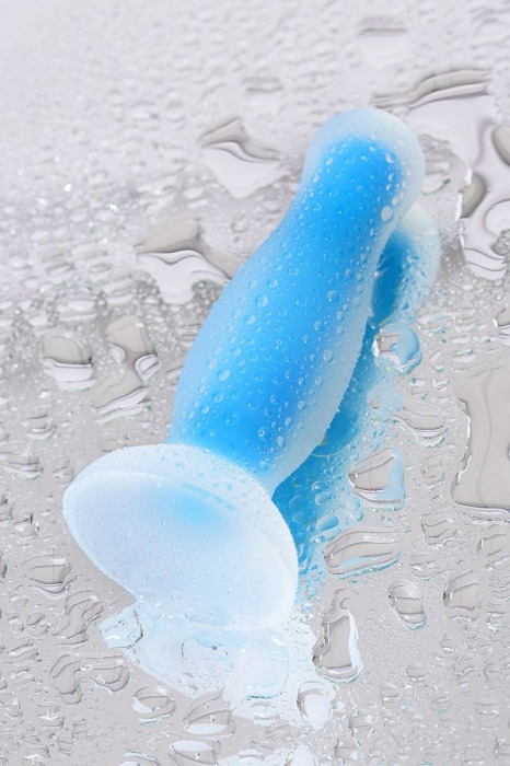 Голубая, светящаяся в темноте анальная втулка Kyle Glow - 10 см. - ToyFa