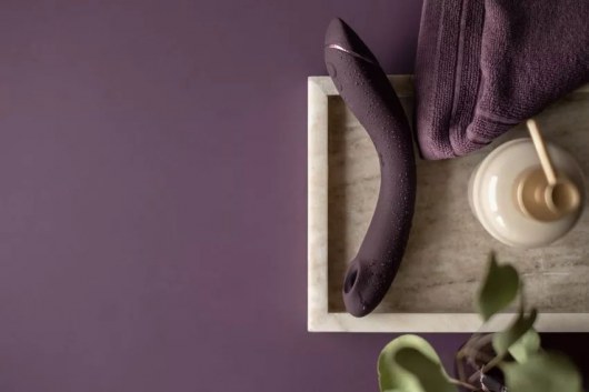 Сливовый стимулятор G-точки Womanizer OG c технологией Pleasure Air и вибрацией - 17,7 см. - Womanizer