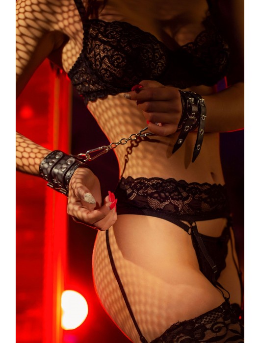 Черные кожаные наручники с двумя ремнями и красной подкладкой - Pecado - купить с доставкой в Балаково